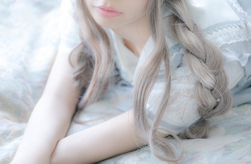 ベッドで寝転ぶ三編み女子のくつろぎ時間