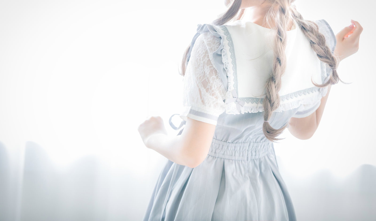 窓辺に立つ三編みヘアの少女の後ろ姿、白いエプロンドレス［モデル：石投げて美奈代］