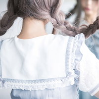 三編みヘアスタイルの鏡の前でハッピーな後ろ姿の写真