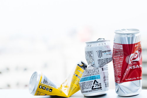 パロディデザインの空き缶3本