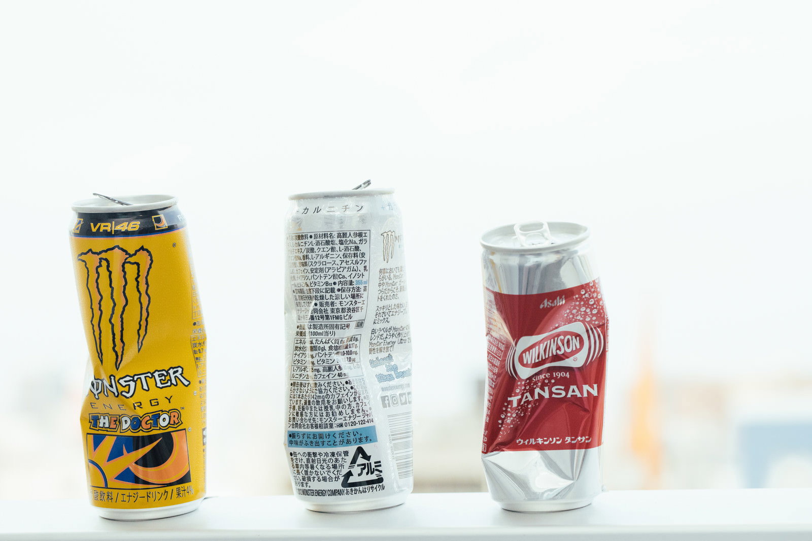 3つの異なるデザインの飲料缶が横一列に並んだパロディ写真
