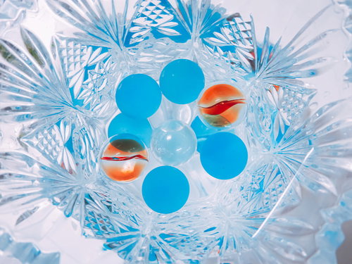 器に入ったビー玉とクリスタルガラスの器