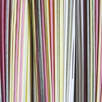 ピンクや黄色、緑色に色付きのカラフルなそうめんの写真