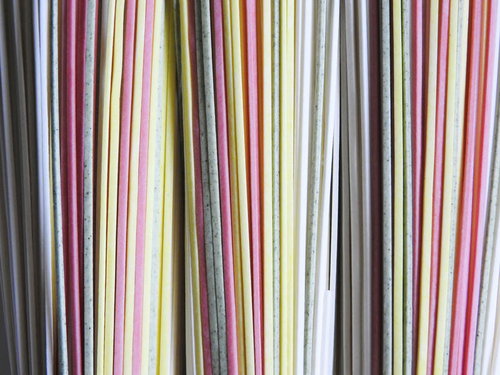 ピンクや黄色、緑色に色付きのカラフルなそうめん