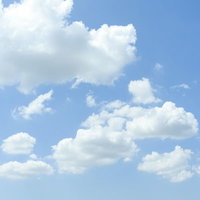 青空にぷかぷか浮かぶ白い雲の写真