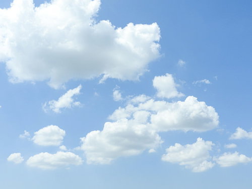 青空にぷかぷか浮かぶ白い雲