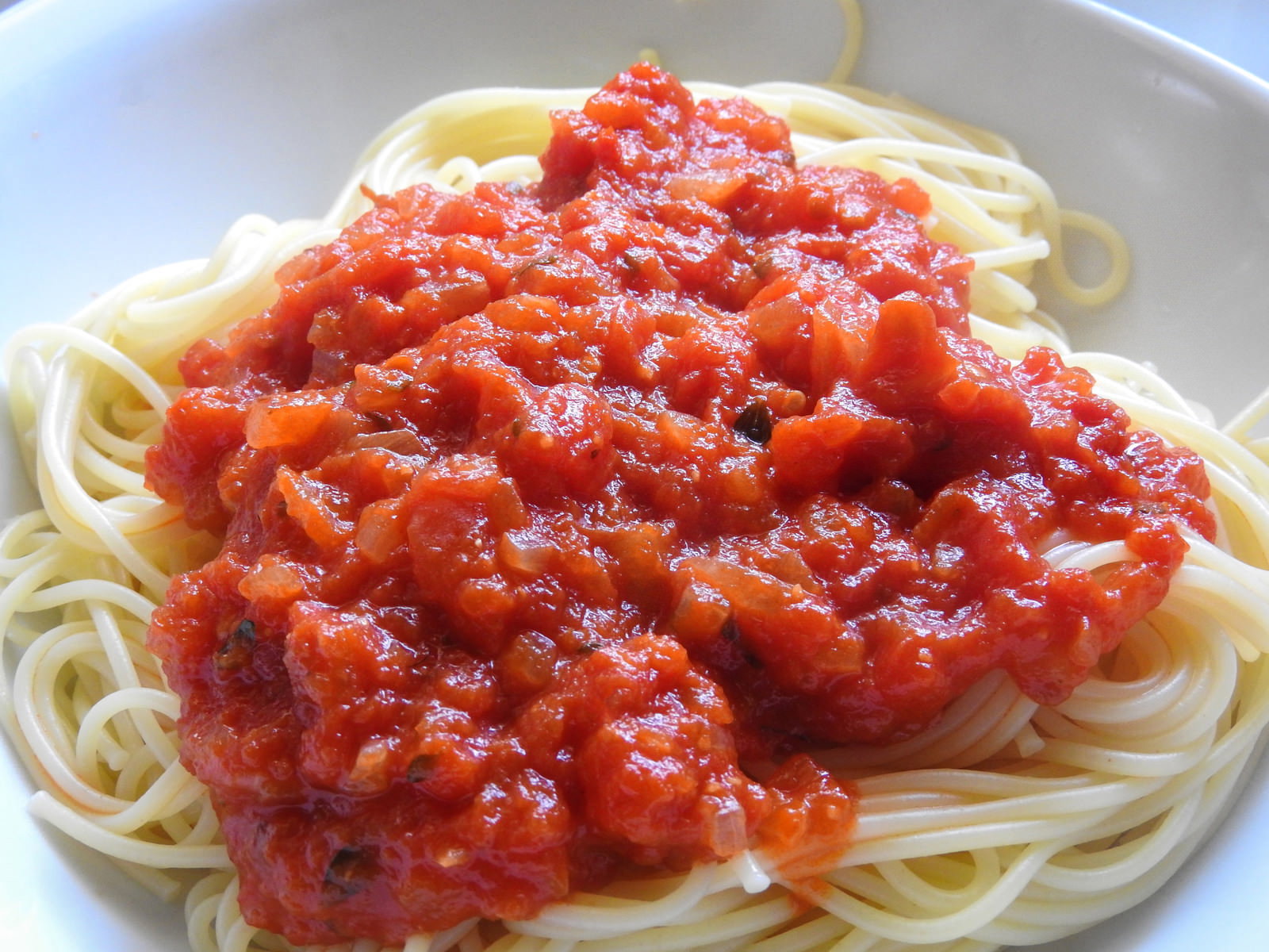 白いお皿に盛られたトマトソースのスパゲッティ