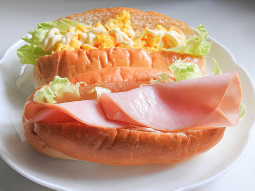 朝食で出されたコッペパンサンド、ハム入り