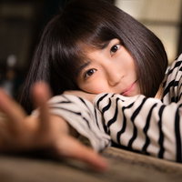 退屈で暇だなぁとカフェでくつろぐ女性の写真