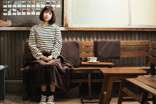 カリオモンズコーヒーのレトロな店内でくつろぐ女性