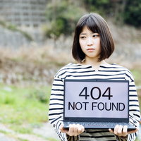 404エラーメッセージを表示するパソコンを持ち、ページが見つからず困惑する女性の写真