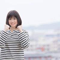 時津町の観光PRで力強くガッツポーズを決める女性の写真