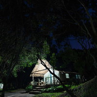 民族柄サルエルパンツを履いた男性の写真