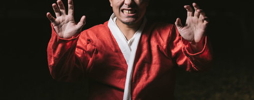 サンタコスをした男性が両手を広げてポーズを取った