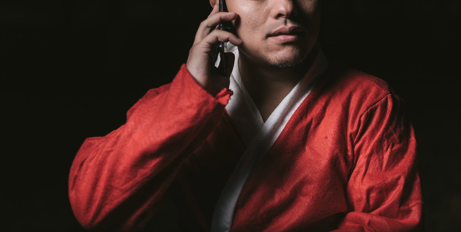 スマホを見るサンタ姿の男性