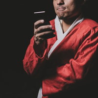 プレゼントをフリマアプリで探すサンタコスプレの男性の写真