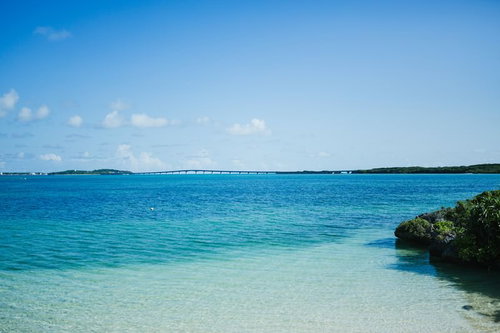宮古島の橋が見える空と海 トルコブルーの透明な海岸