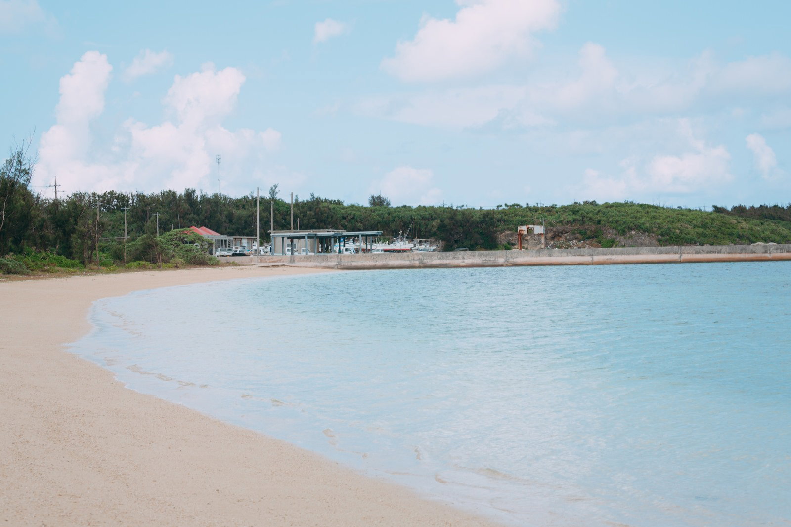 宮古島の透明な青い海と白い砂浜のビーチ風景