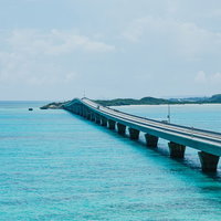 宮古島のエメラルドグリーンの海に延びる伊良部大橋の写真