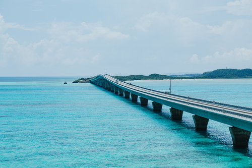 宮古島のエメラルドグリーンの海に延びる伊良部大橋
