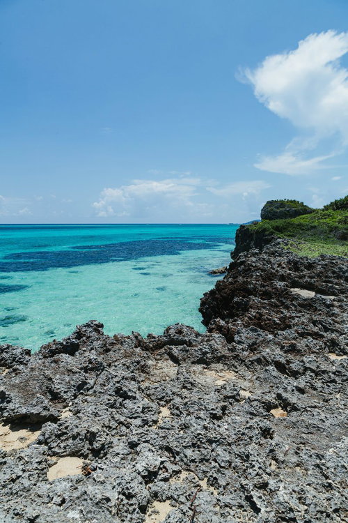 岩場から望む宮古島の海と青空の写真