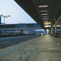 朝方の羽田空港第1旅客ターミナルの通路と照明の写真