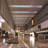 人がまばらな朝方の羽田空港第1旅客ターミナルの写真