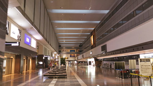 人がまばらな朝方の羽田空港第1旅客ターミナル