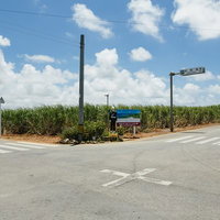 信号のない交差点と夏の空の写真