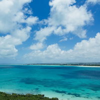 流れる雲と宮古島の海岸線 ターコイズブルーの海とリゾートの写真