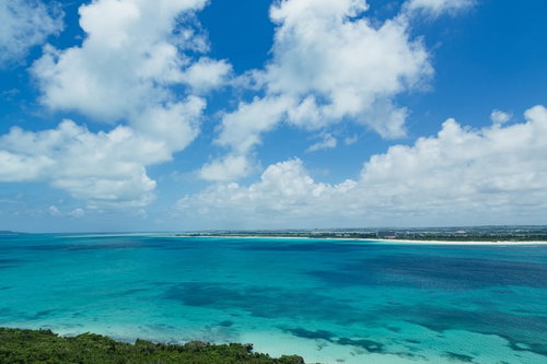 流れる雲と宮古島の海岸線 ターコイズブルーの海とリゾート