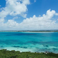 宮古島の海岸線を上空から捉えたリゾート風景の写真