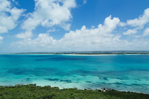 宮古島の海岸線を上空から捉えたリゾート風景