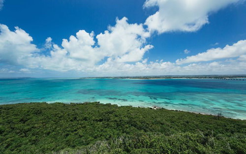 どこまでも続く宮古島の海岸とリゾートビーチの空撮