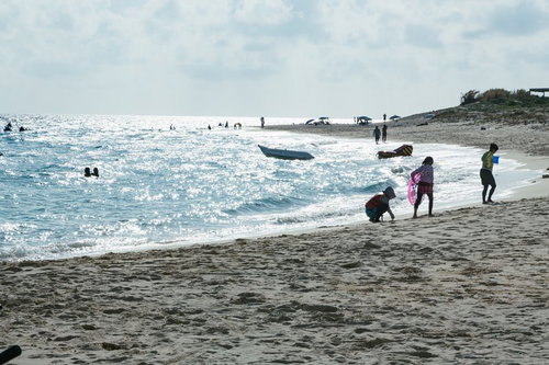 宮古島の海水浴場に押し掛ける観光客と夏の賑わい