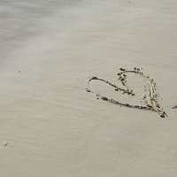 宮古島の砂浜に描いたハートマークの写真