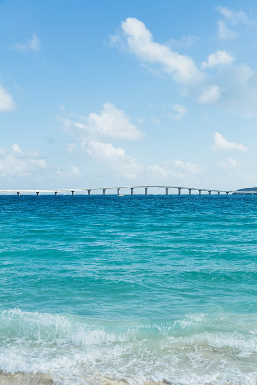 宮古島のエメラルドグリーンの海に架かる伊良部大橋と水平線