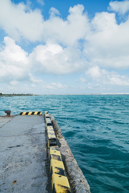 沸き立つ雲と宮古島の港、伊良部大橋を望む