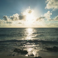 宮古島の海面に現れるレイライン 太陽光が描く光の道の写真