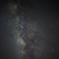 夏の夜に見上げた天の川と星空の写真