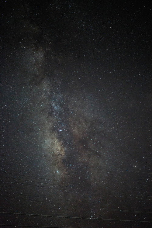見上げた天の川と無数の星々が輝く夜空の星座