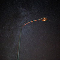 街灯と天の川が輝く夜空の星景の写真