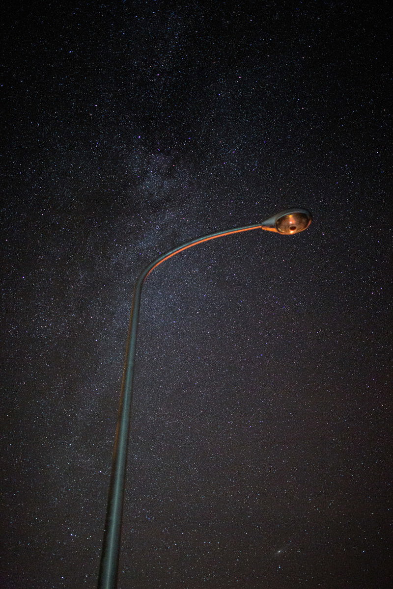 満天の星空と街灯が立つ夜景