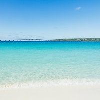 前浜ビーチから見る来間大橋と宮古島の海と白い砂浜の写真