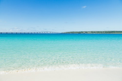 前浜ビーチから見る来間大橋と宮古島の海と白い砂浜