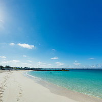 透き通る青い空と宮古島の前浜ビーチに残る足跡の写真