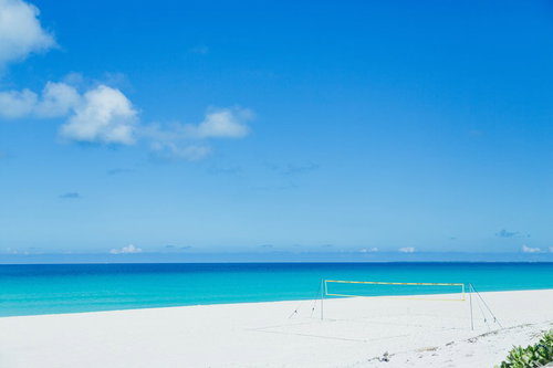 宮古島の前浜ビーチに設置されたビーチバレーネット