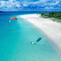 宮古島の前浜ビーチでカイトサーフィンを楽しむの写真