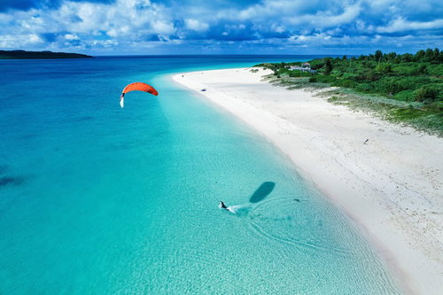 宮古島の前浜ビーチでカイトサーフィンを楽しむ