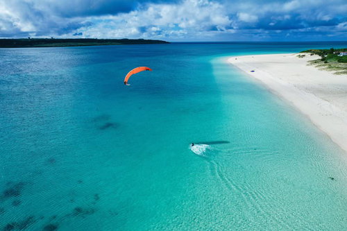 宮古島の前浜ビーチでカイトサーフィンを楽しむ